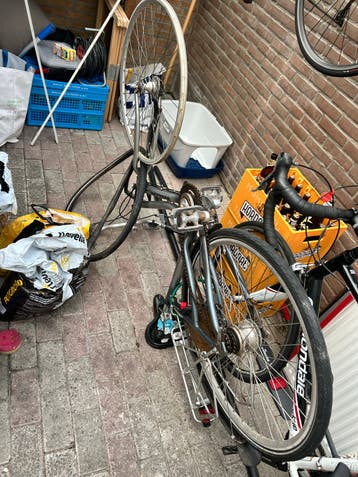 Gratis op te halen: Fiets onderdelen en hele fietsen