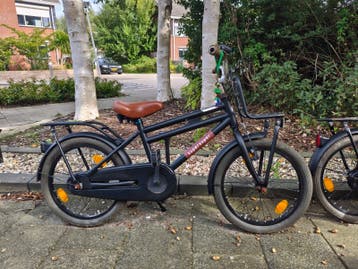 twee fietsen van super super 18 inch