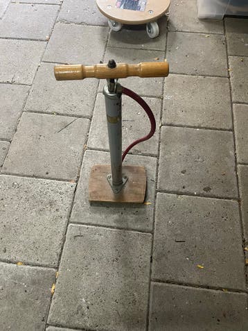Fietspomp met houten handvat - Gebruikt
