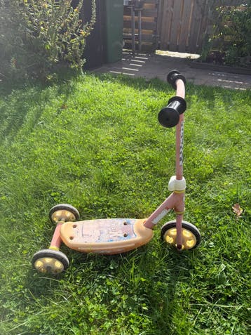 Gratis op te halen. Kinderstep roze met 3 wielen - Gebruikt