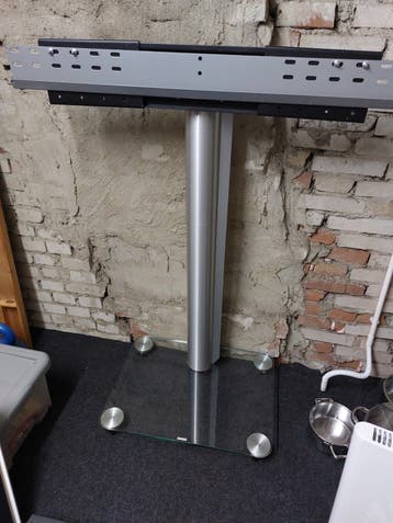 Televisie steun op wieltjes