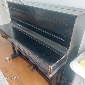 Antieke piano, moet gestemd en opgeknapt worden