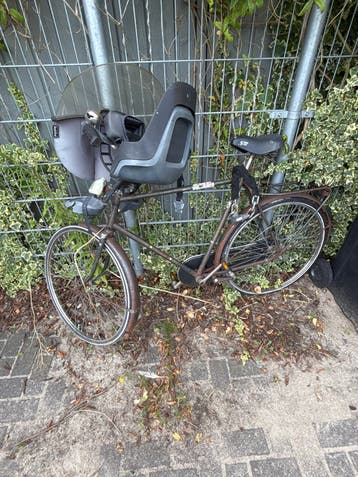 Oude fiets met kinderzitje - Opknapper