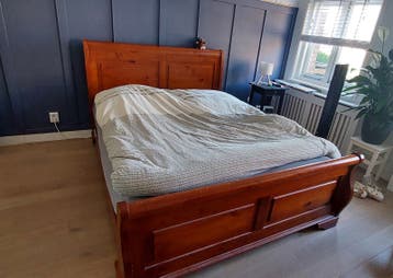 Massief houten tweepersoonsbed met lattenbodem