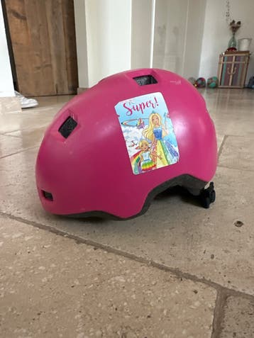 Roze kinderfietshelm met Barbie sticker