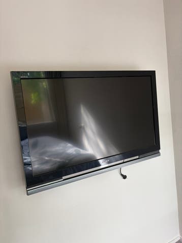 Nette hangtelevisie met afstandsbediening en beugel