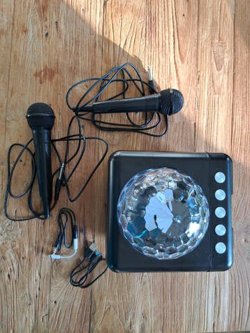 Karaokespeaker met lichtshow en microfoons
