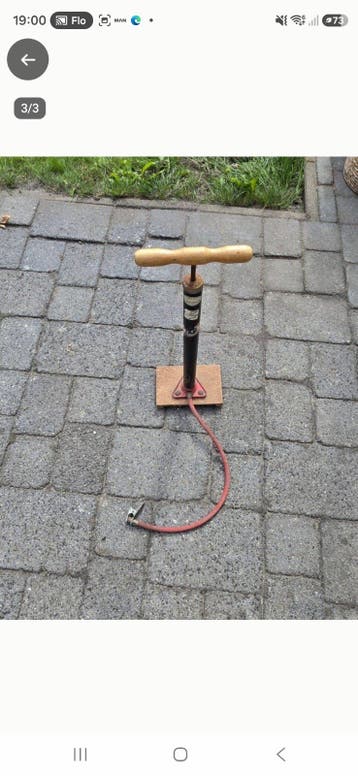fietspomp met houten handvat