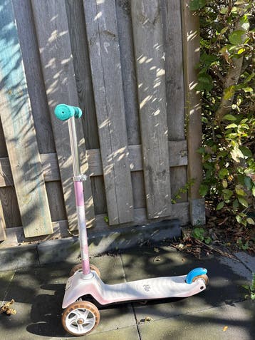 Roze kinderstep met 3 wielen
