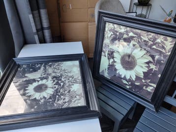 2 Zwarte, houten fotolijsten