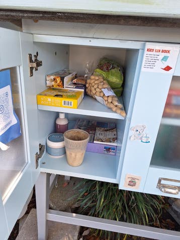 Laura's Min-Bieb:in Oosterhout opnieuw gevuld met deelkastje