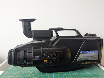 Hitachi VM-440S VHS camcorder met koffer, videolamp