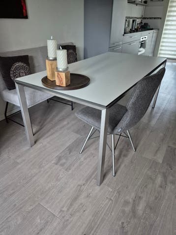 Mooie tafel van Montèl met wit blad en chromen poten