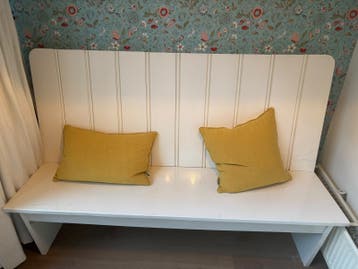 Witte houten bank met rugleuning van mdf