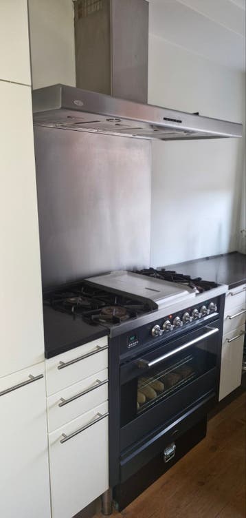 Complete keuken met gasfornuis en afzuigkap