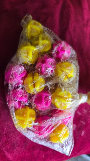 Zakje met gele en roze spaakkralen