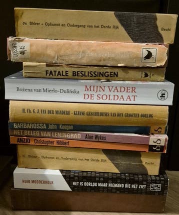 Grote collectie boeken over de Tweede Wereldoorlog