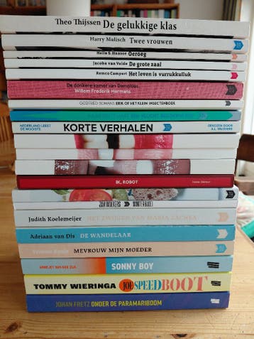 heel Nederland leest stapel boeken