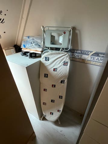 Strijkplank met strijkijzerhouder