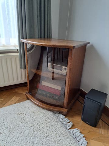 GRATIS Eikenhout radio, TV meubel met rond glazen deur