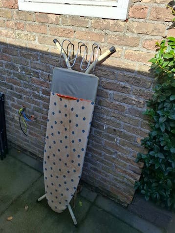 In hoogte verstelbare strijkplank