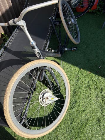 Batavus fietsframe met twee wielen