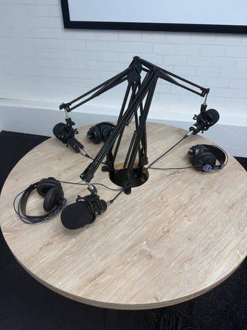 BIEDEN: Podcast set voor 4 personen (excl tafel)