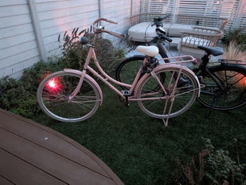 Oude roze damesfiets met mankementen, volwassen maat