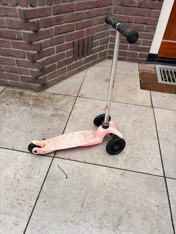Roze kinderstep met 3 wielen - Achterwiel loopt aan