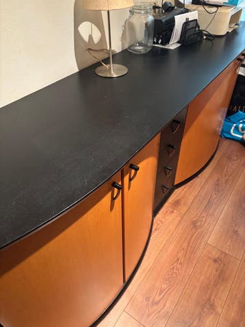 Stijlvol dressoir met gebogen deuren en lades