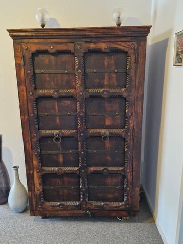 wand/voorraad/kledingkast