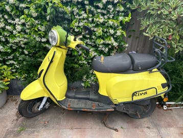 Scooter riva geel