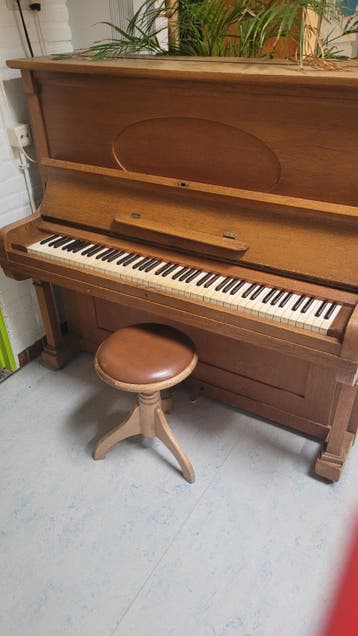 Mooie houten piano, moet gestemd worden