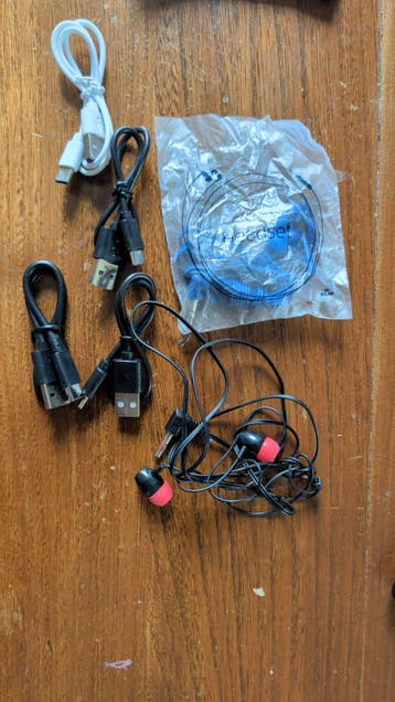 Diverse kabels en bedrade in-ear headset