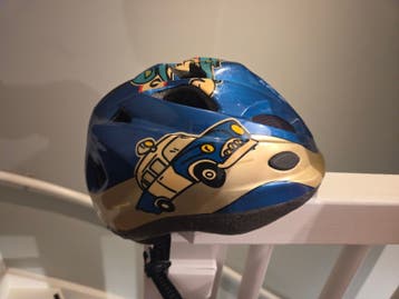 Kinderfietshelm - Blauw met auto's, maat S