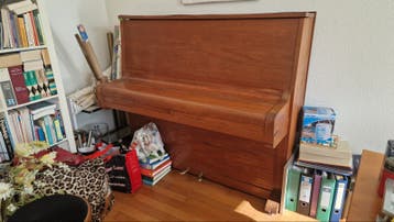 Duitse staande piano met ivoren toetsen