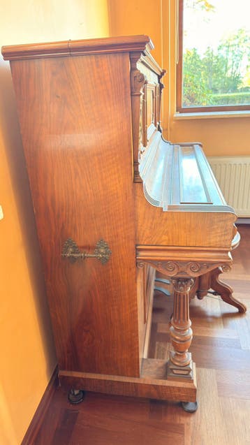 GRATIS Piano Antiek ROHLFING met notenhouten kast.