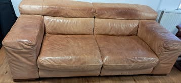 Gratis leren bank met twee leren zitstoelen en met 2 poefs