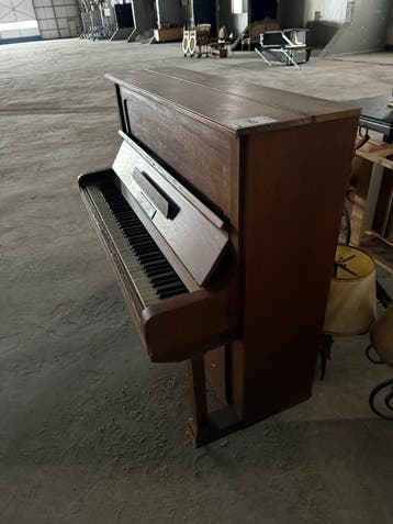 Oude piano - Niet bespeelbaar, voor decoratie