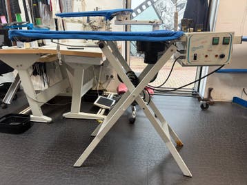 Defecte Professionele strijktafel met stoomgenerator