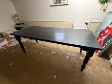 Zwarte houten eettafel - Robuust en stijlvol