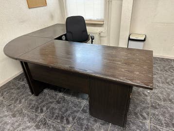 Groot houten hoekbureau 250x200 met lades met bureaustoel.