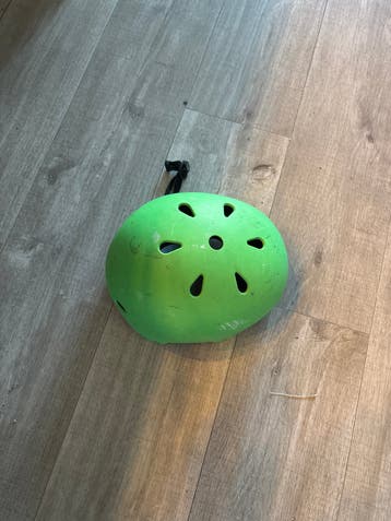 Groene kinderhelm voor fiets, skate of step