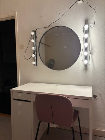 Bureau, stoel en make-uplights