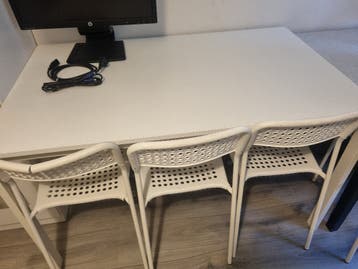 Witte Ikea-tafel (125x75) en 4 stoelen
