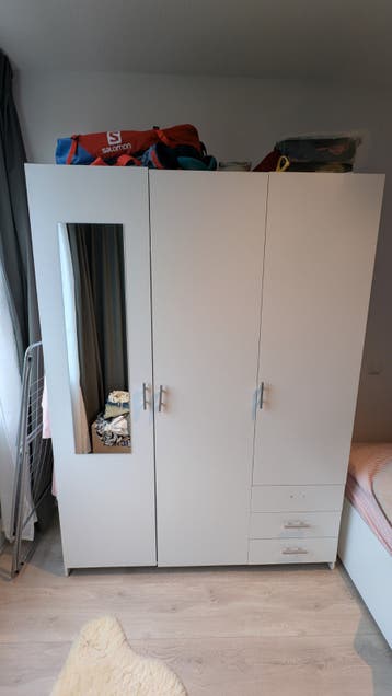 Witte kledingkast met spiegel en lades (gratis)