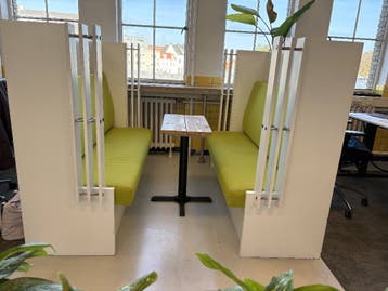 2x Bank met hoge rugleuning en tafel, ideaal voor kantoor