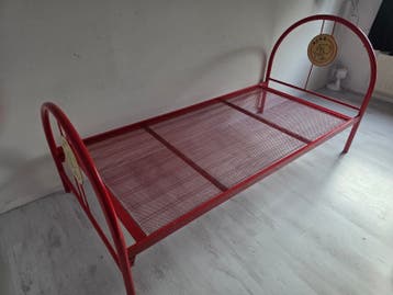 Ajax eenpersoonsbed - rood metalen bedframe