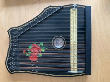 Tafelcitar,met bladmuziek en accessoires. Gratis ophalen