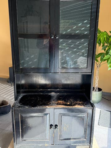 Gratis af te halen zwarte houten kast